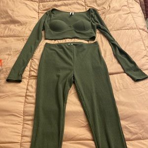 Cute forest green 2 piece long sleeve crop top set😍